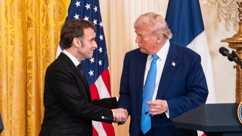 Emmanuel Macron (à g.) et Donald Trump s'expriment lors d'une conférence de presse à la Maison-Blanche, à Washington, le 24 février 2025. (Madalina Vasiliu/Epoch Times)