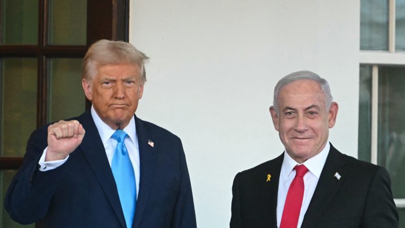 Le président Donald Trump accueille le Premier ministre israélien Benyamin Netanyahou (à dr.) à son arrivée au Portique nord de la Maison-Blanche, le 4 février 2025. (Jim Watson/AFP via Getty Images)