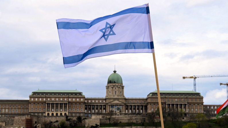 Un drapeau national israélien est hissé sur le plus vieux pont hongrois, le pont à chaînes Szechenyi, alors qu'à l'arrière-plan on peut voir le château de Buda à Budapest, le 2 avril 2025. (Attila Kisbenedek/ AFP via Getty Images)
