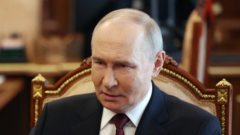 Le président Vladimir Poutine rencontre le chef d'état-major général des forces armées russes à Moscou, le 19 avril 2025. (VYACHESLAV PROKOFYEV/POOL/AFP via Getty Images)