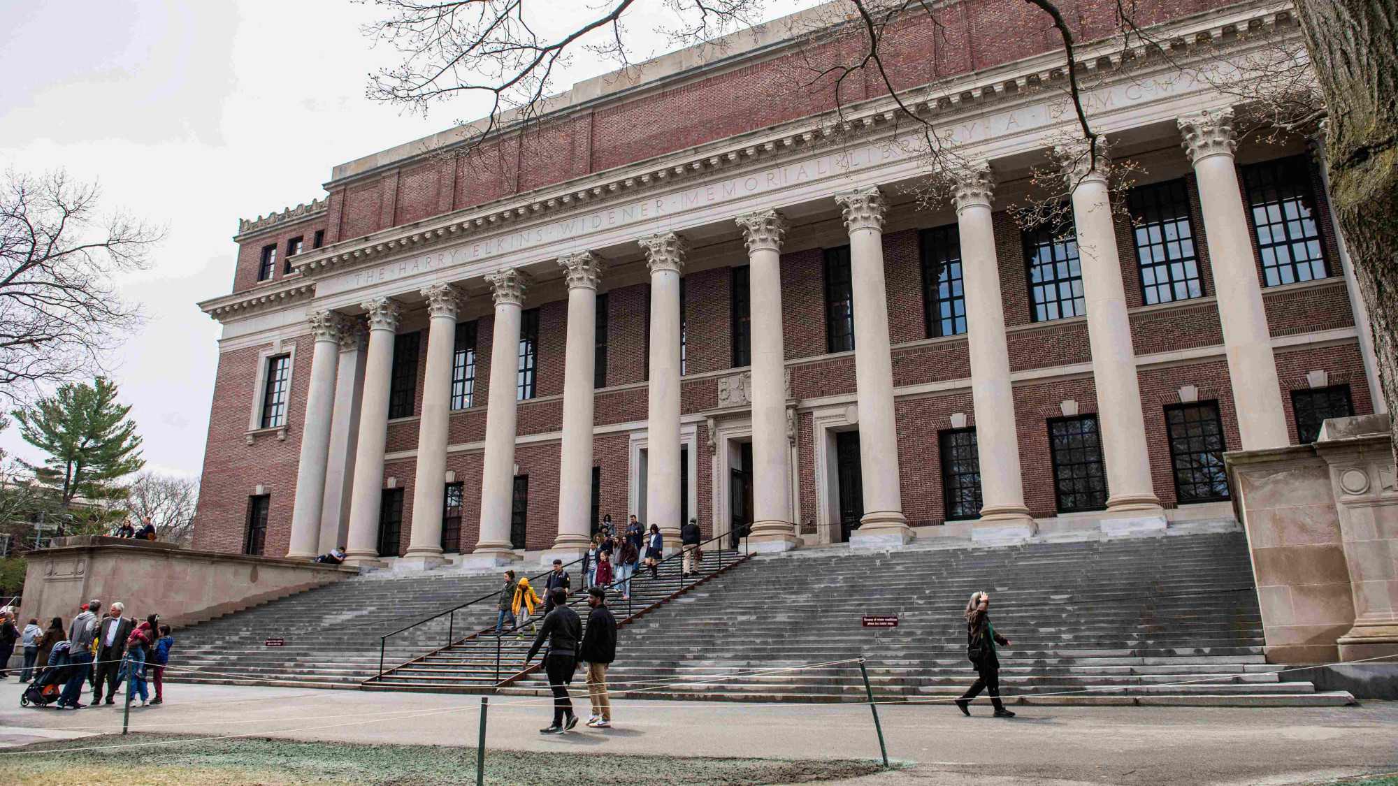 L'administration Trump révoque la permission accordée à Harvard d'inscrire des étudiants étrangers