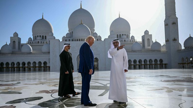 Yousif al-Obaidli, (à dr.), directeur général de la Grande Mosquée Sheikh Zayed, accompagne le président Donald Trump lors d'une visite de la mosquée à Abu Dhabi le 15 mai 2025. (Brendan Smialowski/AFP via Getty Images)